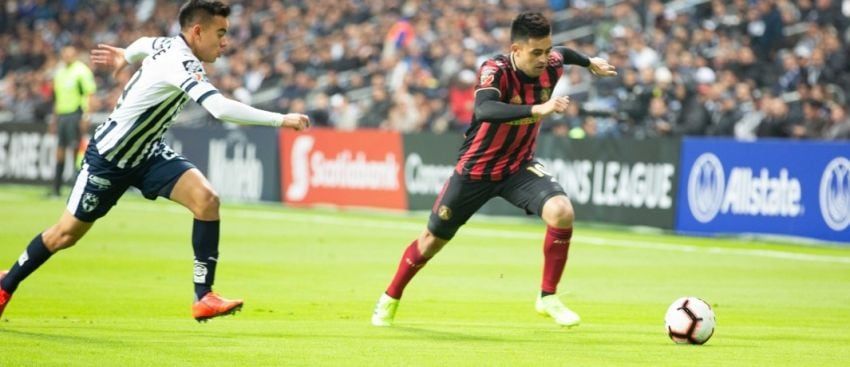      El Pity Martínez encara frente a un jugador de los mexicanos.    