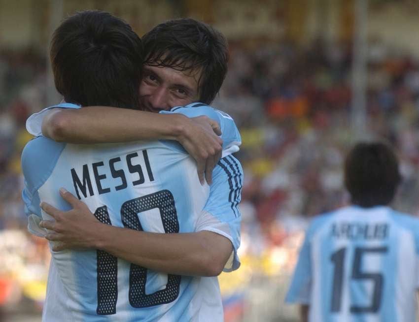 
    Con el mejor del mundo ganó el Mundial Juvenil Sub 20 en 2005 y Leo le regaló una camiseta de su debut en Barcelona.
   