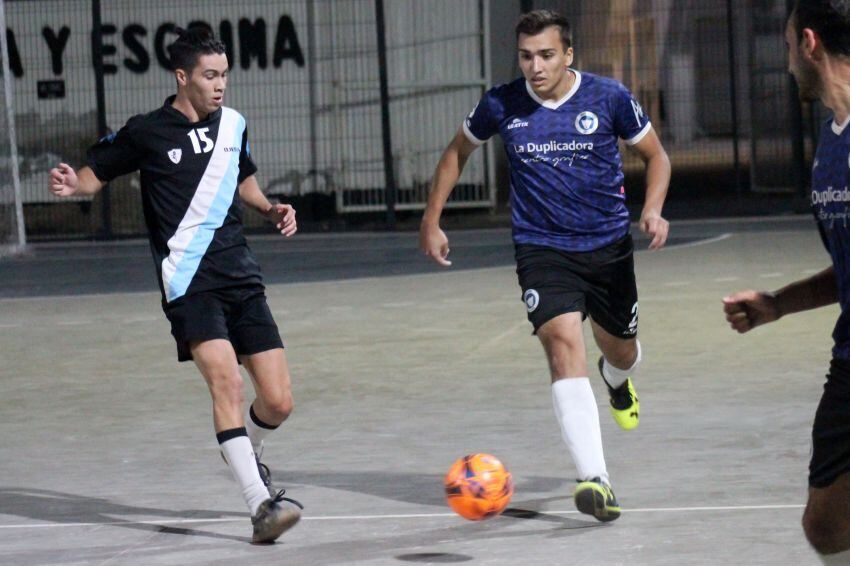 Mauro Scusolin de Martín Zapata escapa a la marca del hombre de Nicolás Ojeda. Gentileza: Prensa Fefusa