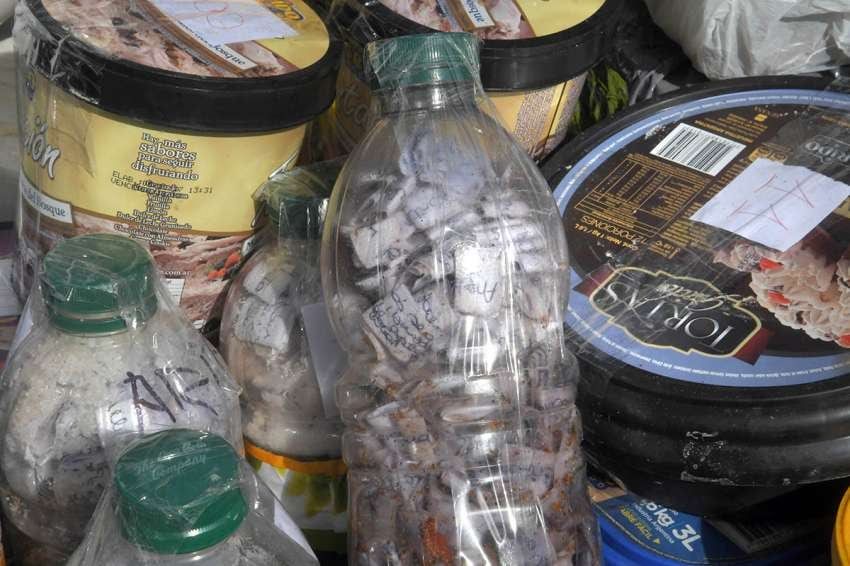 
Guaclicho. Algunos de los “trabajos” secuestrados a la hechicera | Orlando Pelichiotti / Los Andes
   