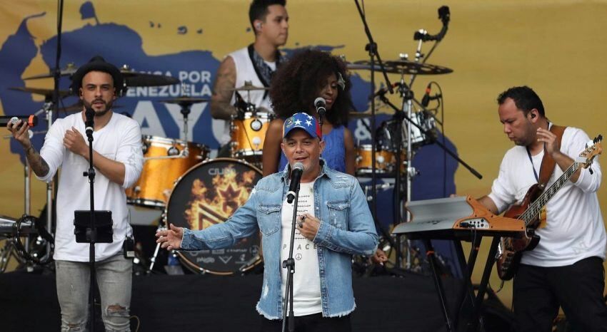 
Alejandro Sanz, uno de los artistas más aplaudidos en el Venezuela Aid Live. | AP
   