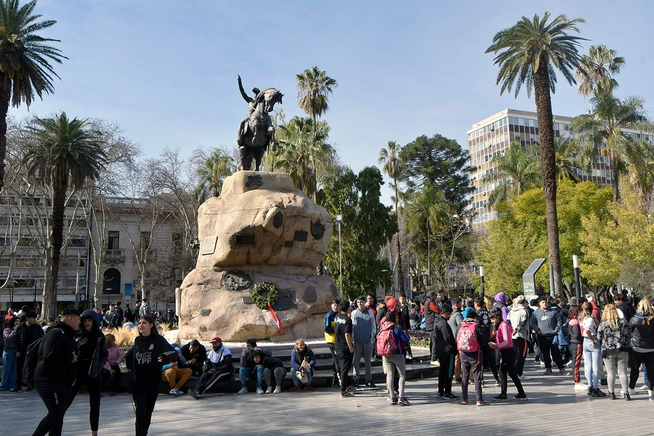 Cientos de mendocinos volvieron a la plaza para conseguir “Worldcoins” a cambio de sus datos biométricos   Foto: Orlando Pelichotti