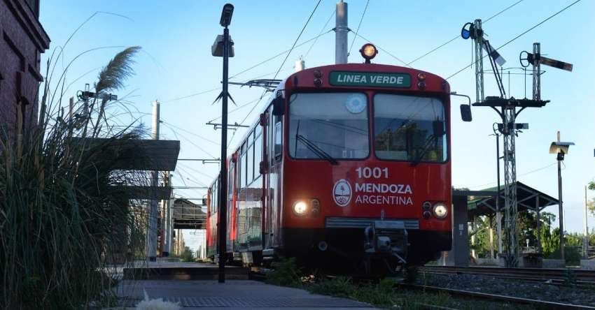 
    Avenida Belgrano, con el Metrotranvía. Foto: José Gutiérrez.
   