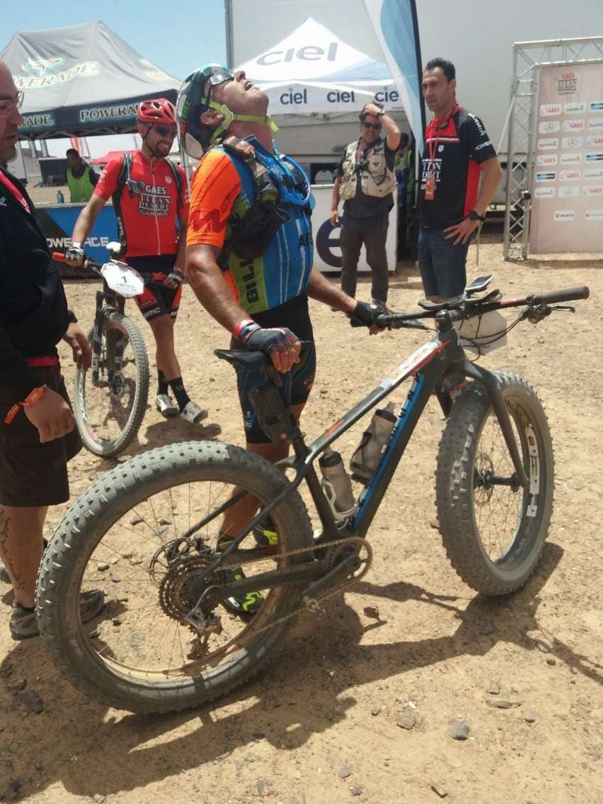 Ignacio Gili cuando ganó una etapa de la carrera más dura del mundo, la Titan Desert en el 2018. Días después sufriría el primer ACV.
