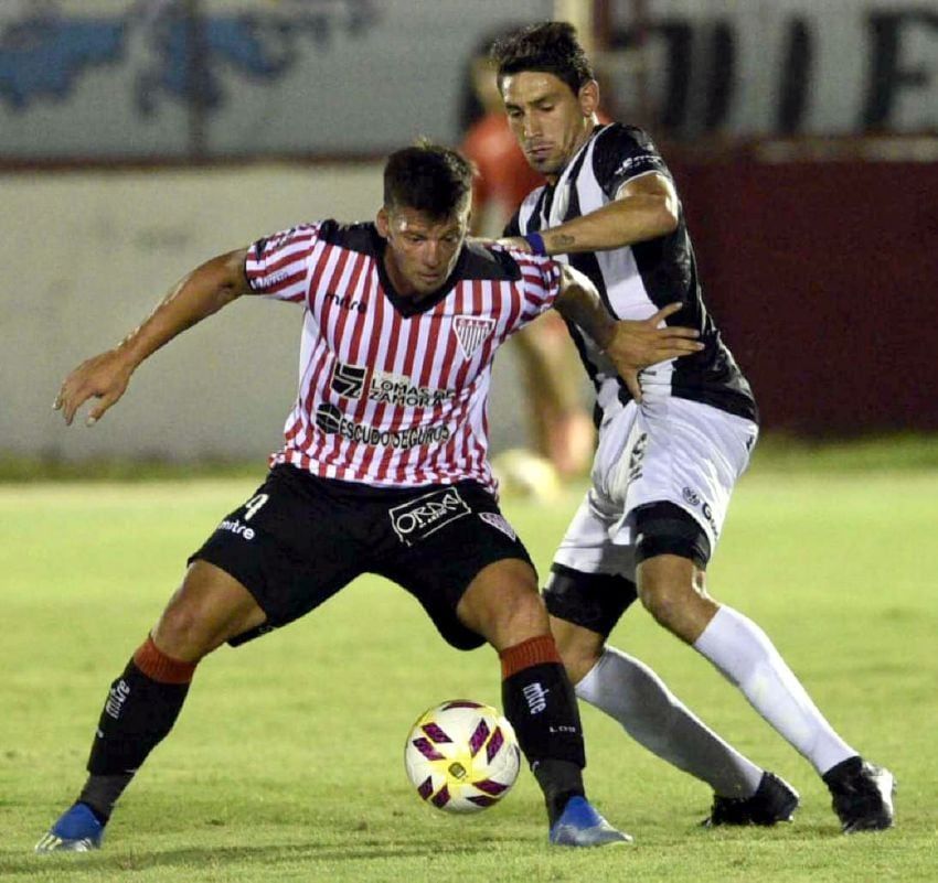 
Márquez, del Lobo, marca a Lenci. El del Lobo redondeó una buena labor. | Gentileza / Fotoreporter
   
