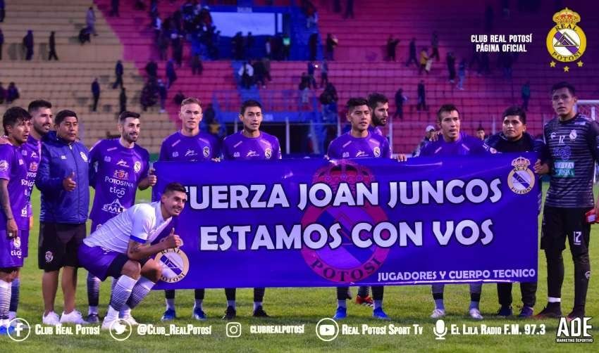 
    Sus compañeros en el club boliviano, con un sentido mensaje antes de jugar un encuentro.
   