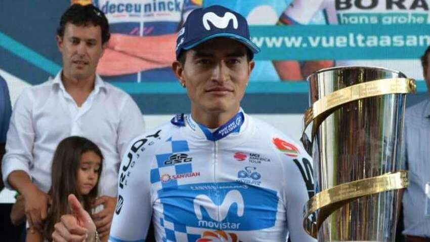 
Winner Anacona (Colombia), junto a la copa que se le otorgó por ganar la Vuelta de San Juan 2019.

