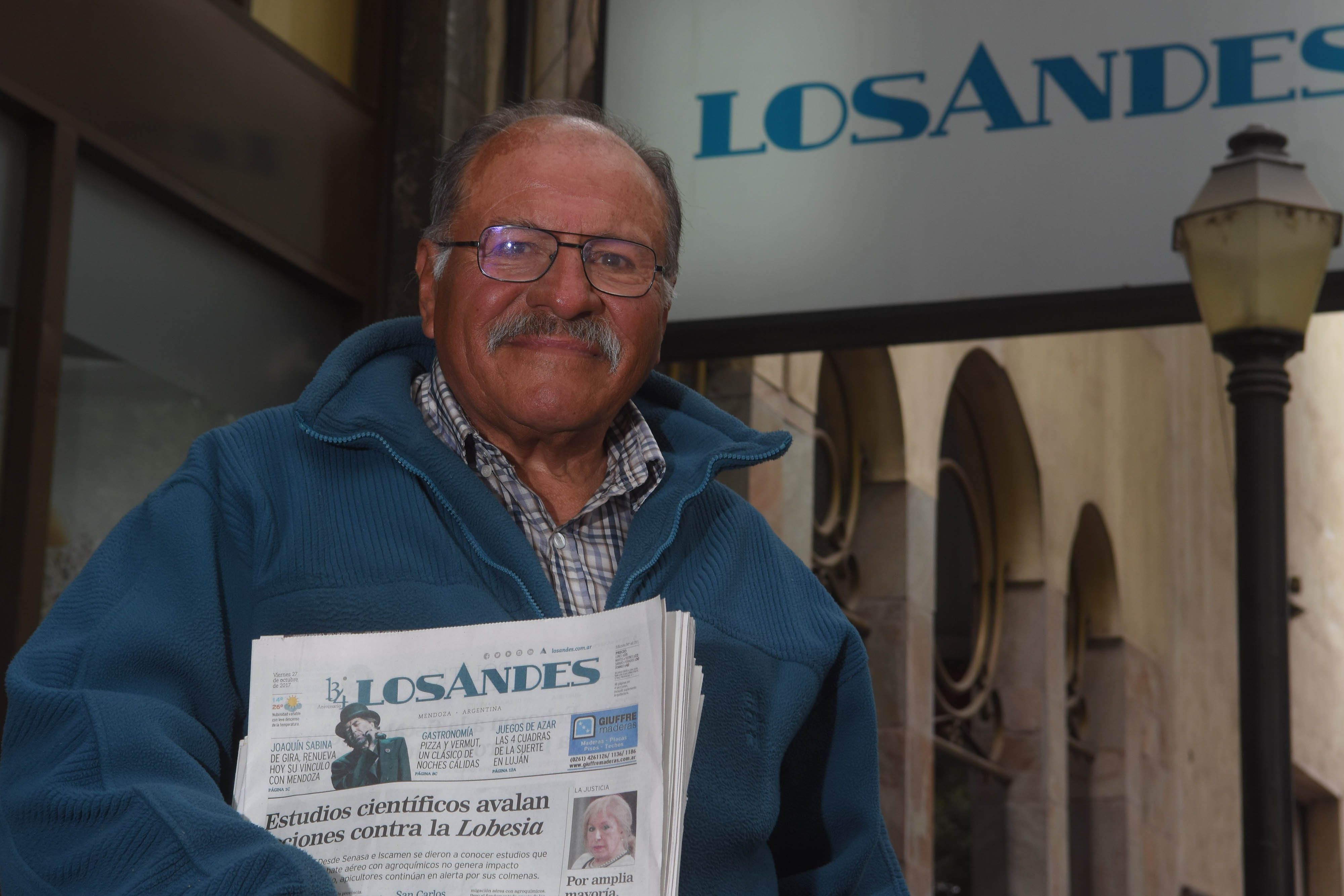 canillitas: sacrificio a “diario”. Foto:  Claudio Gutiérrez / Los Andes