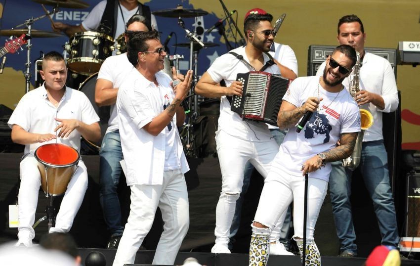 
    Los cantantes colombianos Silvestre Dangond, a la izquierda, y Maluma cantan durante el concierto de Venezuela Aid Live.
   