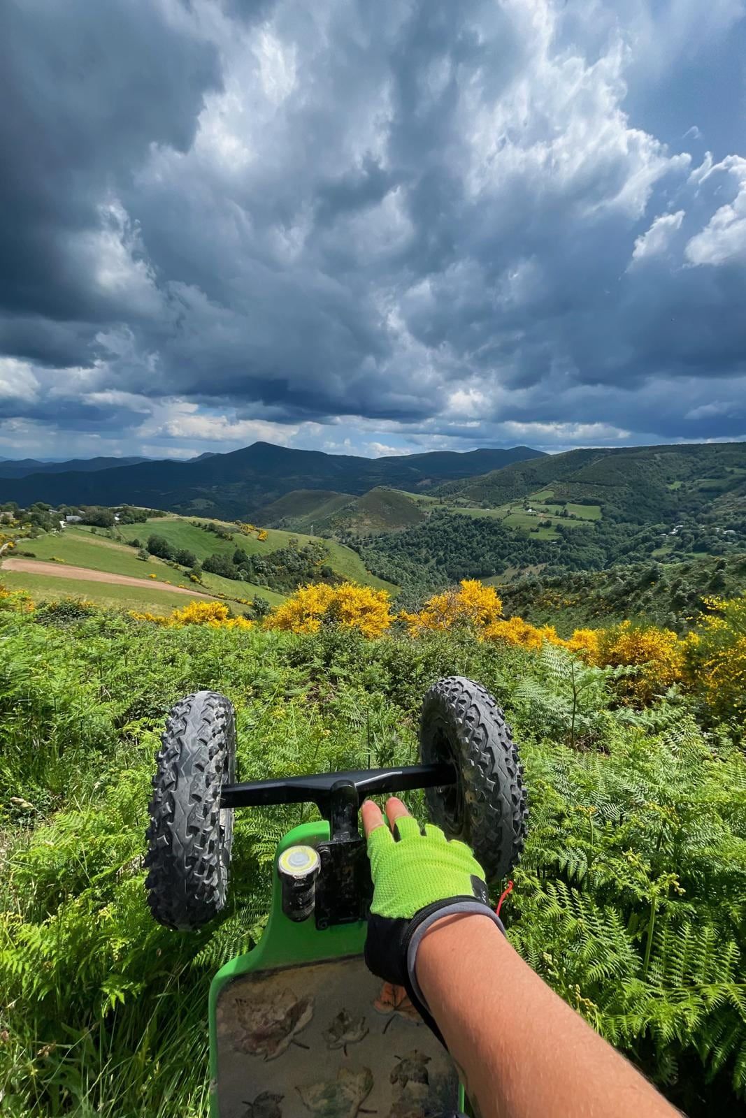 Evangelina, la joven mendocina que recorre el mundo con su skate eléctrico y sueña con romper los Récord Guiness. / Foto: Instagram