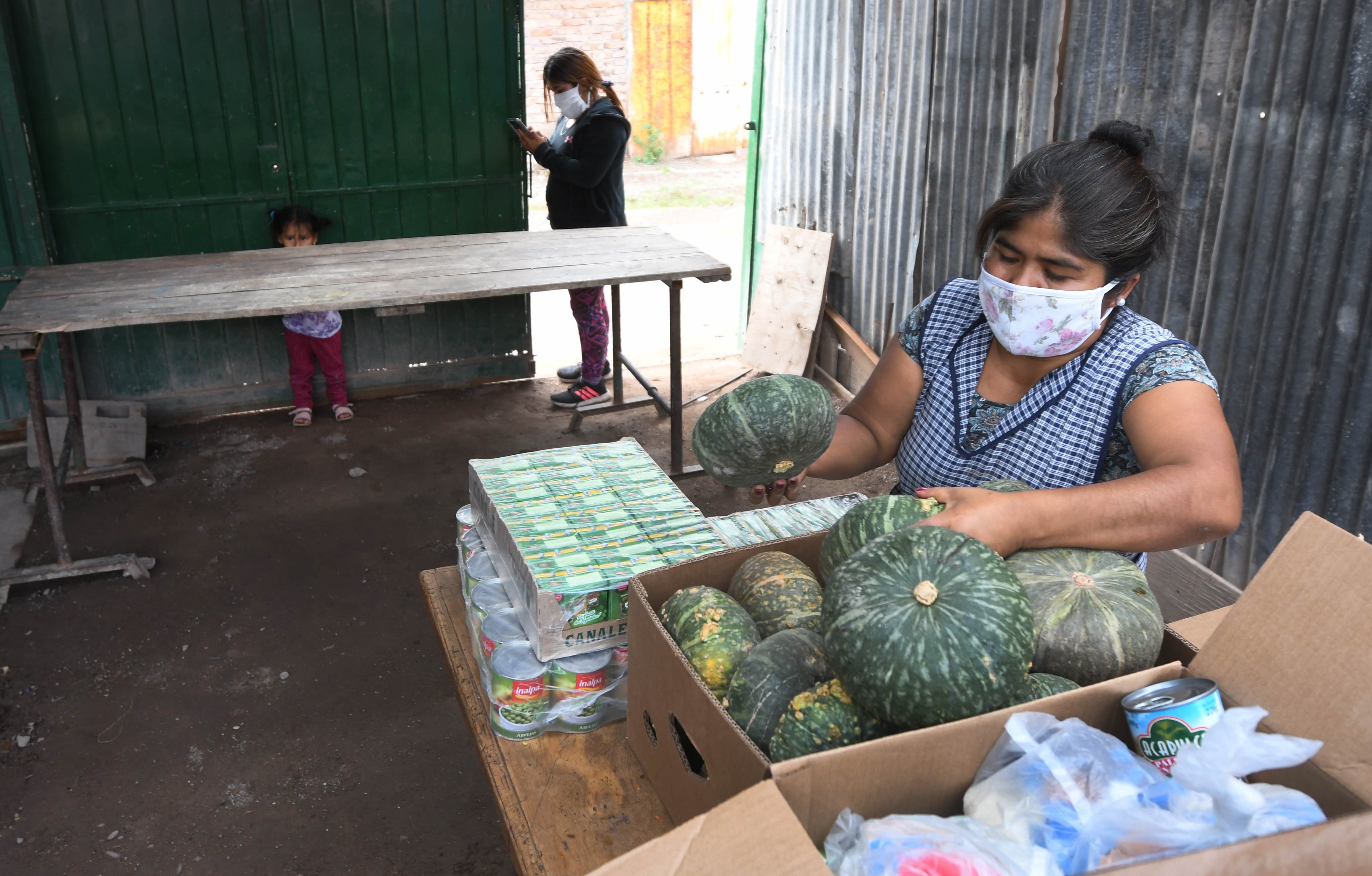 Juana tiene una verdulería, terminó la primaria de grande y se capacita con cursos. Sumará el desafío de abrir un comedor. Foto: José Gutiérrez / Los Andes