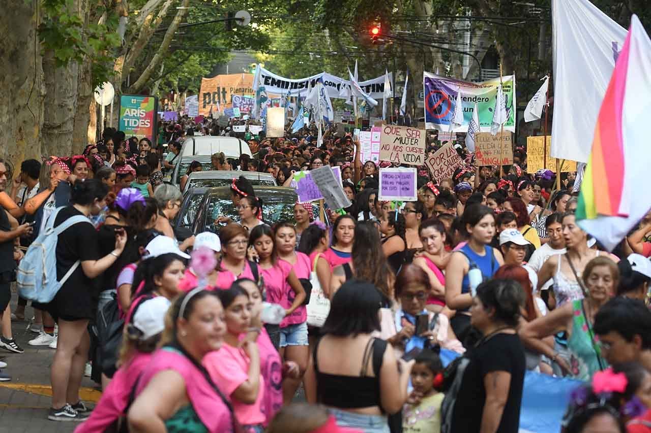 Marcha 8 M en conmemoración del día internacional de la mujer. Miles de mujeres caminaron por las calles de la Ciudad portando carteles, letreros, pancartas y banderas para hacer valer sus derechos  Foto:José Gutierrez / Los Andes 