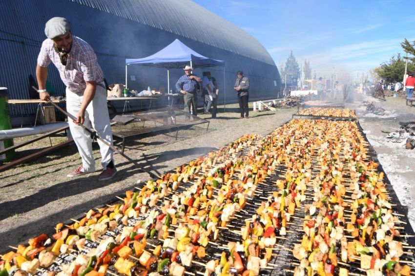 
Es la primera vez que las verduras asadas se suman al menú y llamó la atención de varios.  | Claudio Gutierrez / Los Andes
   