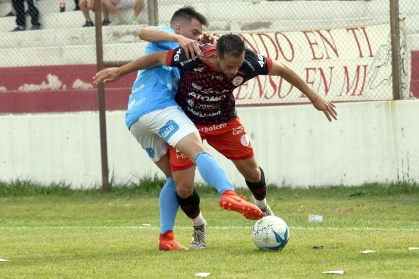 
    Ivo Hongn intenta escapar a la dura marca de Nahuel Cainelli. El delantero no tuvo una gran tarde y el Globo lo sintió. - José Gutierrez / Los Andes
   