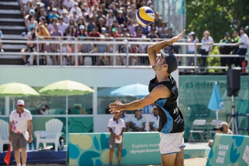 
Potencia en el saque. El tunuyanino en un saque, durante los Juegos. La dupla con Zelayeta funcionó a la perfección. | Archivo
   