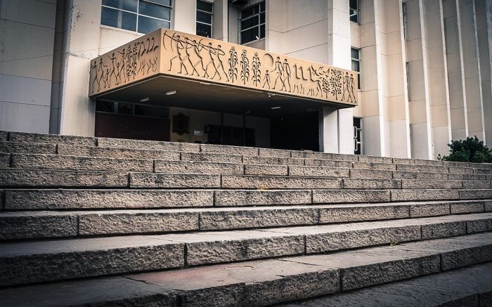 El friso de la Municipalidad de Guaymallén, fue obra de la mano de Luis Quesada. Foto: Orlando Pelichotti/ Los Andes