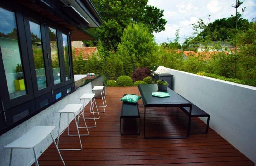 Si tenés una piscina, los arbustos alrededor le dan un toque agreste que la hace más interesante.