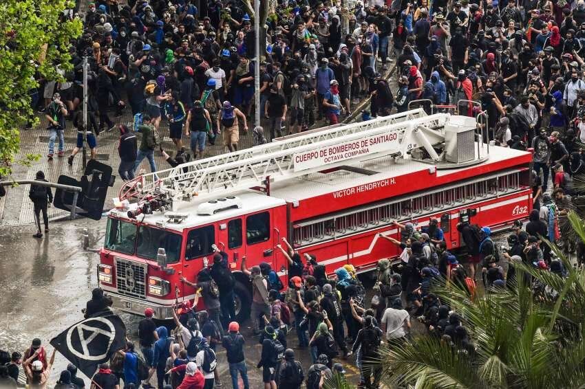 Los bomberos tuvieron que abrirse paso entre la multitudinaria manifestación | AFP