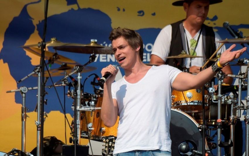 
El venezolano Carlos Baute interpretó su hit "Colgando en tus manos". | AFP
   