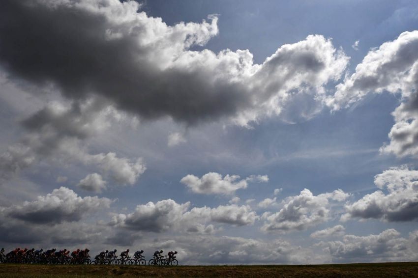 
Foto: AFP | Los ciclistas viajan por el campo durante la tercera etapa de la 106ª edición del Tour de France
   