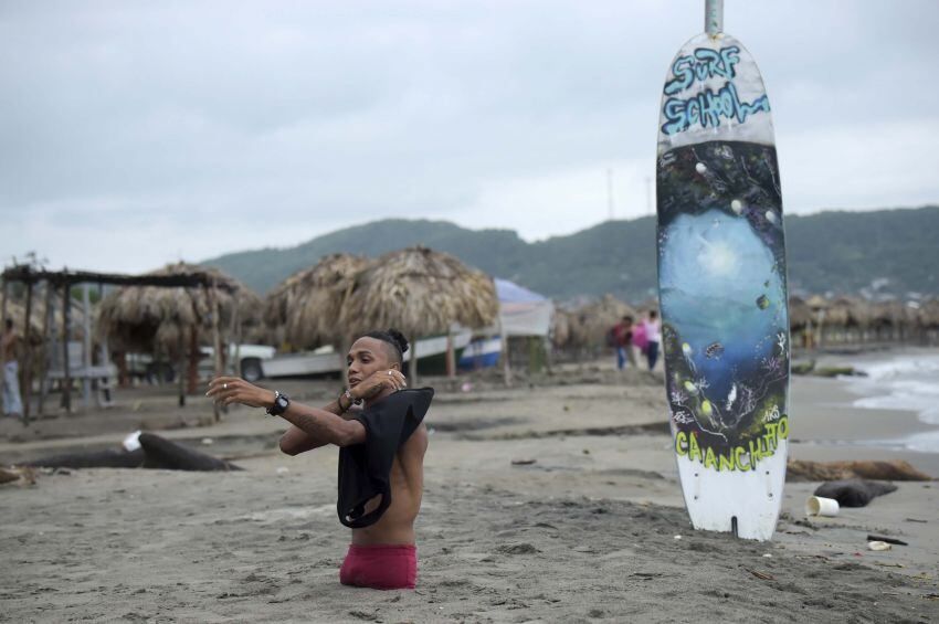 "Alca", de 25 años, disfruta el surf en Puerto Colombia, en las afueras de Barranquilla Foto: / AFP / Raul ARBOLEDA