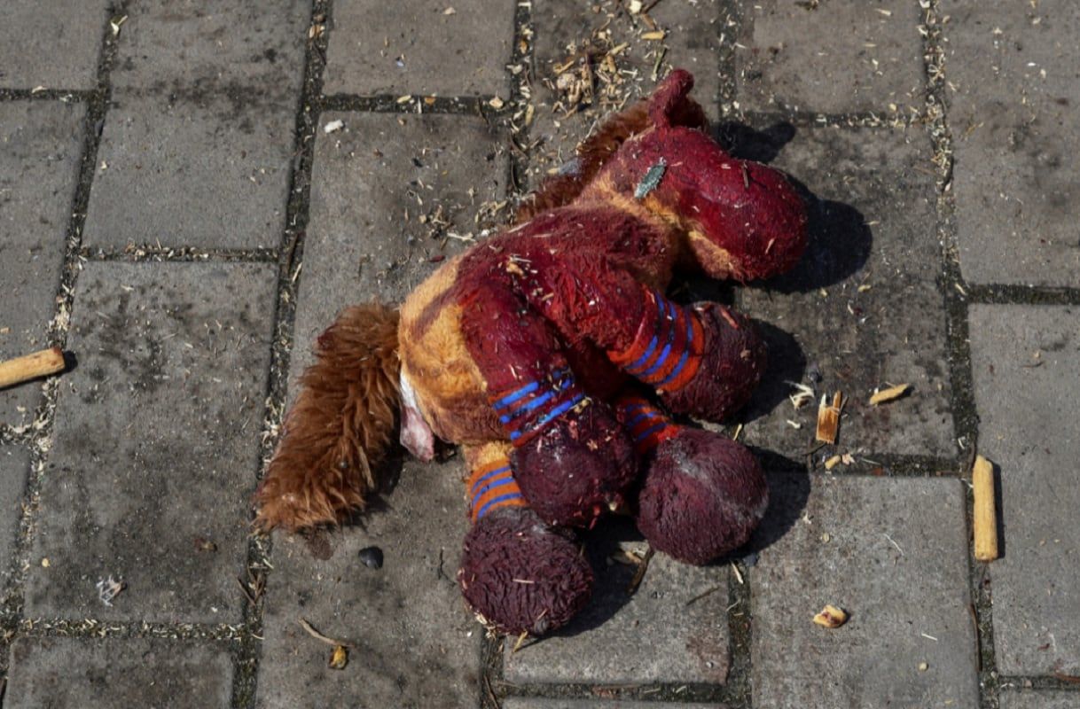 Un caballo de peluche con manchas de sangre yace en una plataforma después del bombardeo ruso en la estación de tren de Kramatorsk, Ucrania