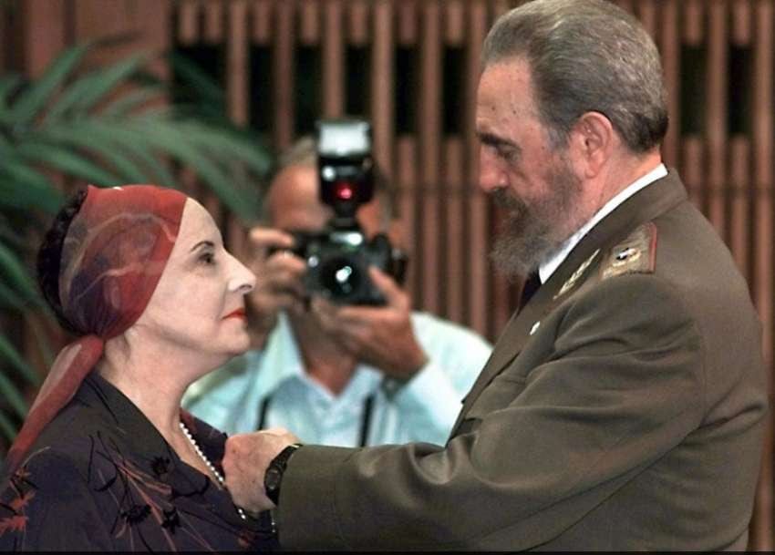 Alicia Alonso junto a Fidel Castro en 1998. Foto: AFP.
