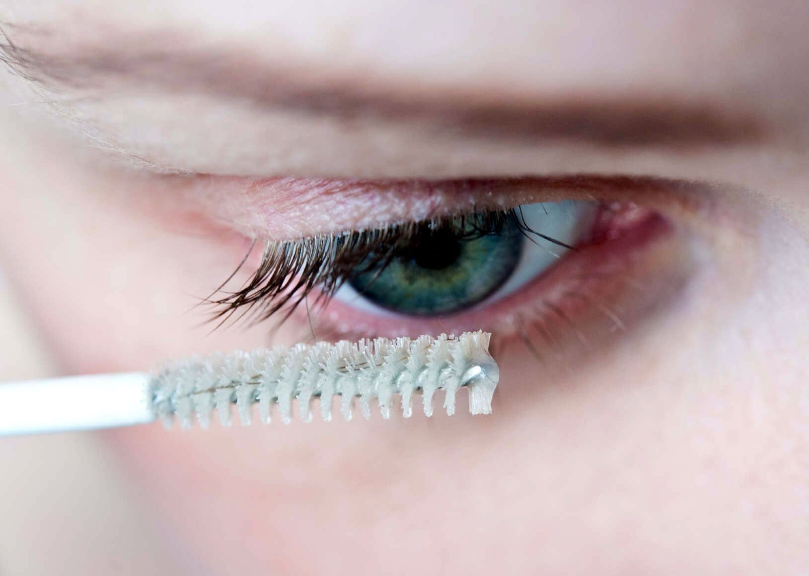 La vaselina es un producto ideal para hidratar y nutrir tus pestañas ya que posee un alto contenido de Vitamina E que mejorará su textura y espesor.