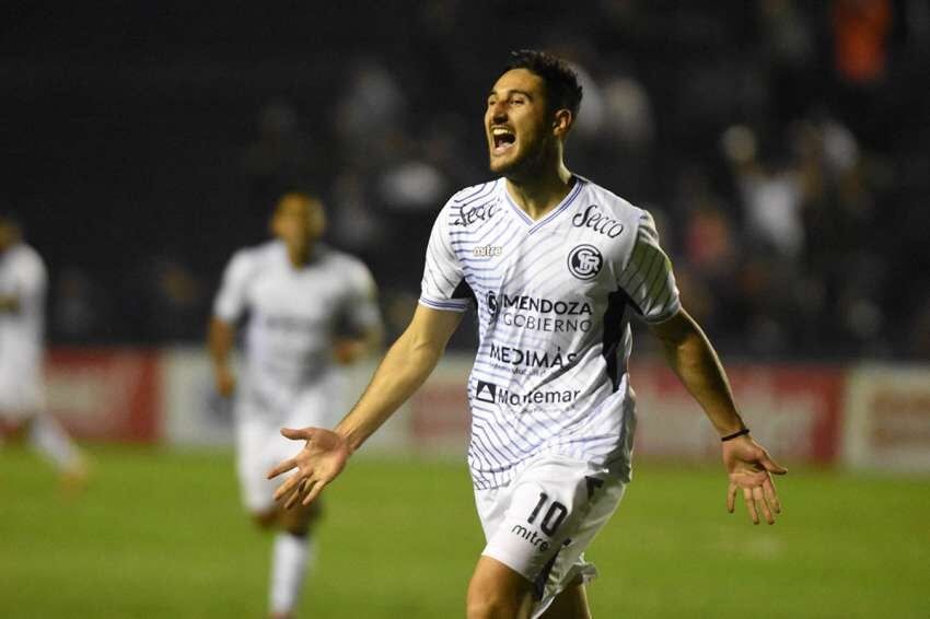 
Golazo. Viguet abrió el marcador con un remate rasante que se clavó junto a un palo. Fue el mejor de una noche irregular.  | Gustavo Rogé / Los Andes
   