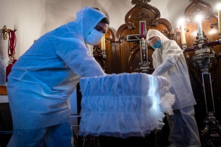 
Aunque muchas personas fallezcan de otras enfermedades igualmente no se permiten los velorios | Ignacio Blanco / Los Andes
   