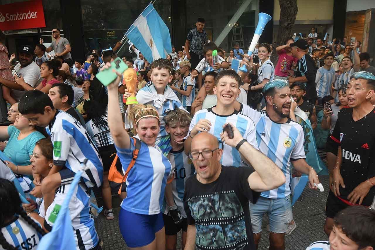 Hinchas de la selección Argentina festejando en el Kilómetro 0 el pase de la selección Argentina a semifinales en el Mundial Qatar 2022Foto: José Gutierrez / Los Andes