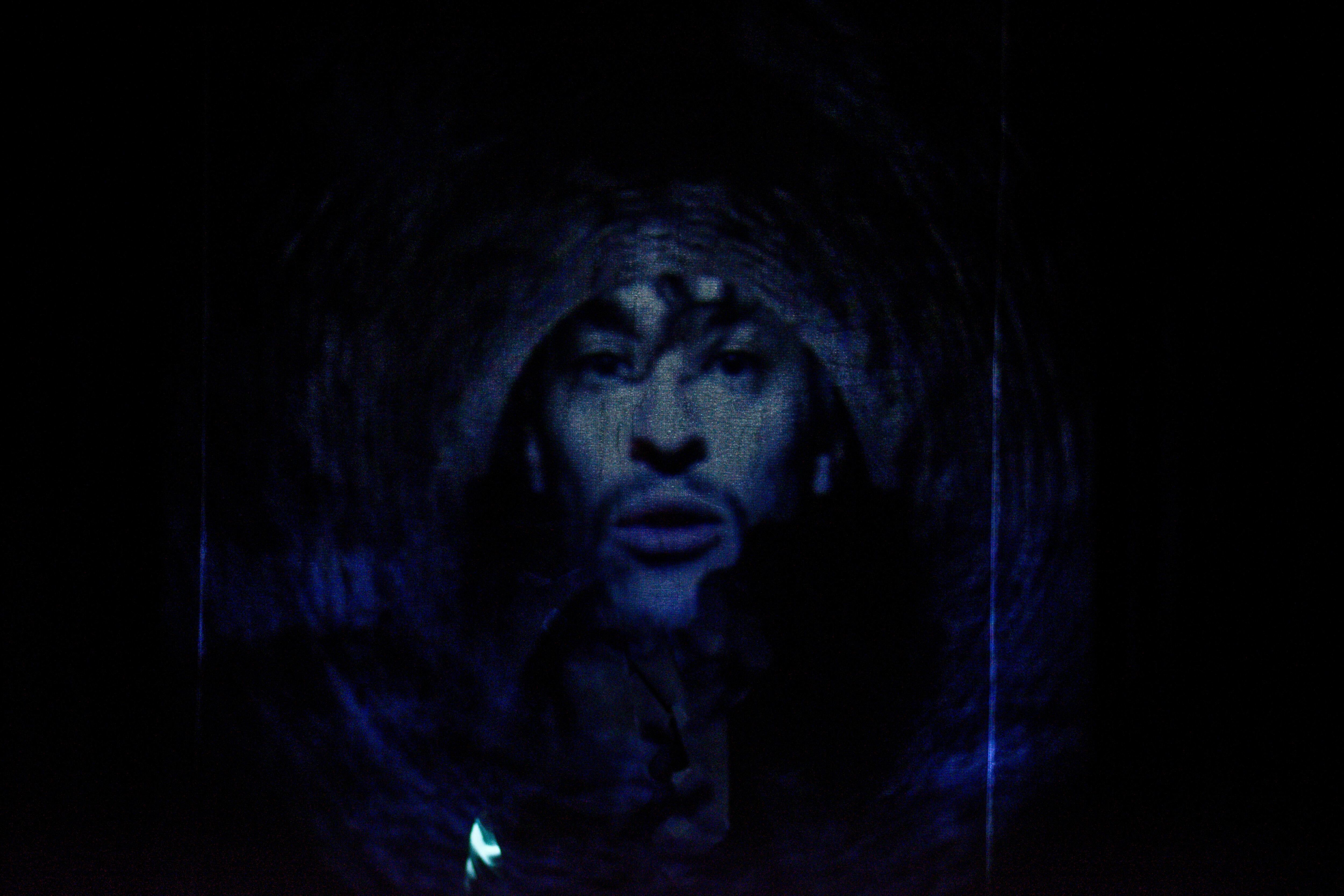 Abro los ojos centra la historia alrededor del hombre y la idea de que puede verlo todo y nunca su propia vida.