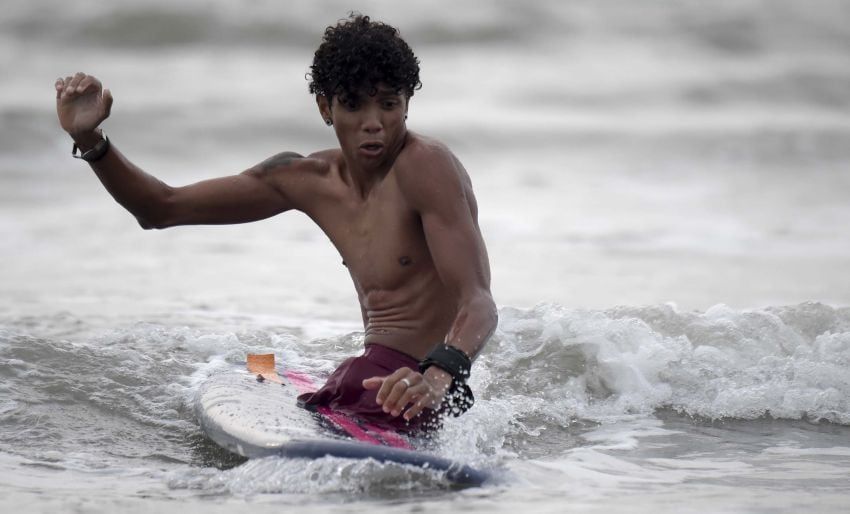 "Alca", de 25 años, disfruta el surf en Puerto Colombia. Foto: / AFP / Raul ARBOLEDA