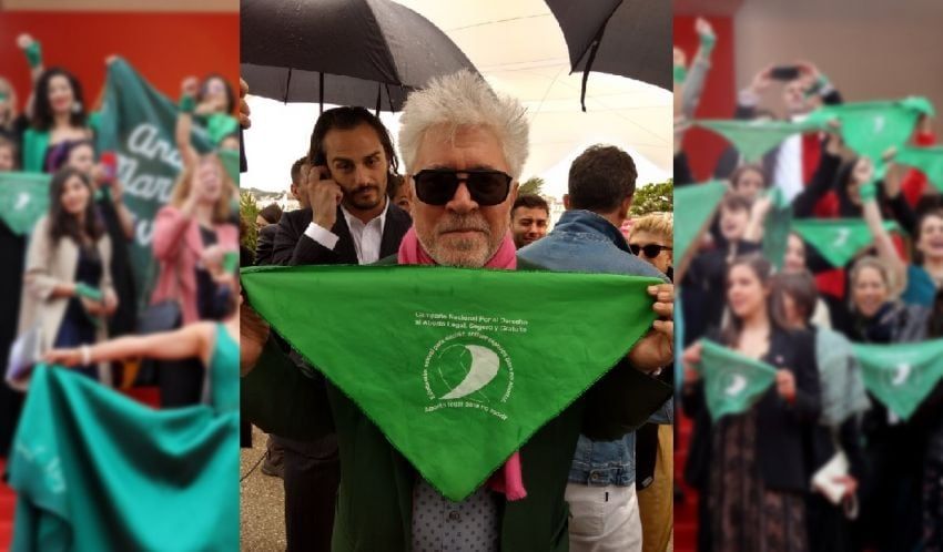 
El director y protagonista de “Dolor y gloria” se mostraron con la prenda  | @quesealeypelic1
   