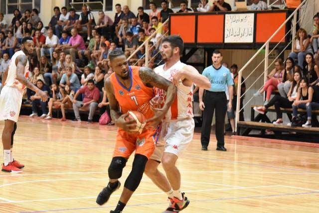 
    El pivot Ronnie White, cada vez más desequilibrante en Rivadavia / Gentileza: Jorge Ruiz.
   