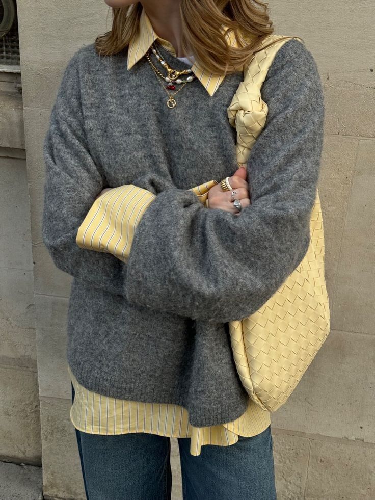 En cuanto a los neutros, el blanco, el negro y en especial el gris son excelente opción para acompañar al butter yellow en un look.