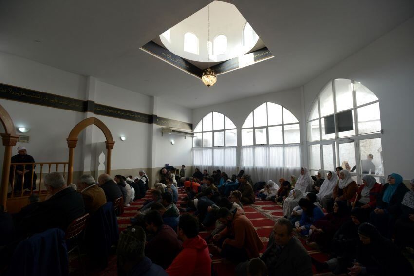 
Mezquita. La jornada de ayer se inició con un rezo en el Centro Islámico Árabe, ubicado en el tradicional paseo de La Alameda | Marcos García / Los Andes
   