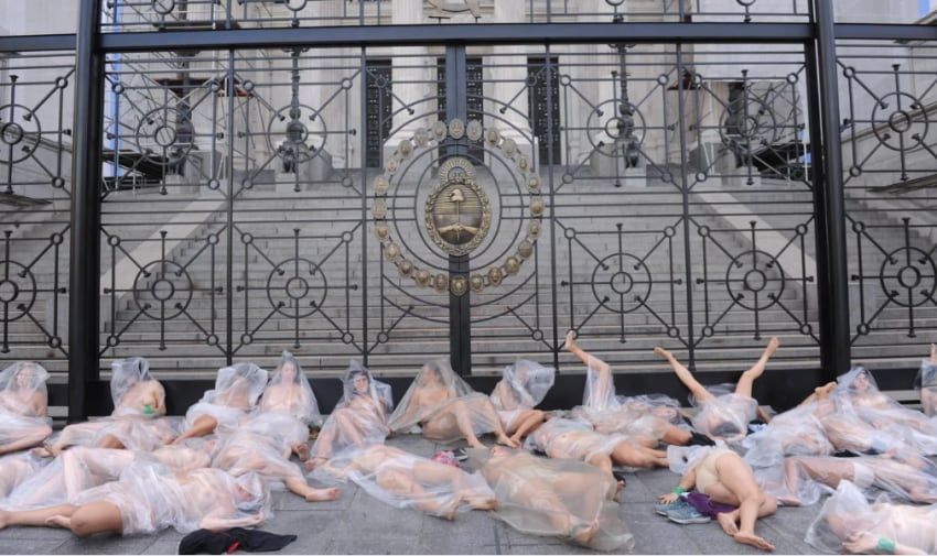 Un grupo de mujeres posó embolsadas y semi desnudas frente al Congreso para reclamar por los femicidios en Argentina. | Gentileza / Clarín