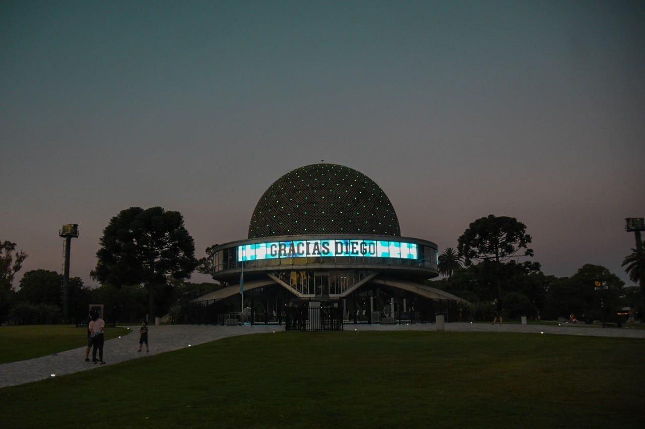 Edifcios, monumentos y estadios rindieron homenaje a Diego Maradona