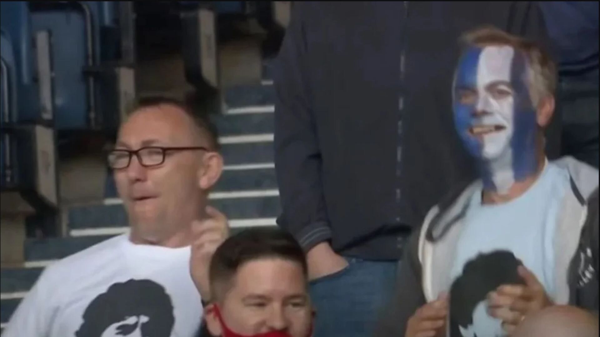 Fanáticos lucen camisetas con el rostro de Maradona.