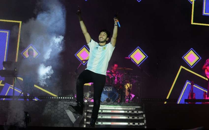 Yatra arrojó la camiseta a sus fanáticos. | Gentileza Municipalidad de Rivadavia