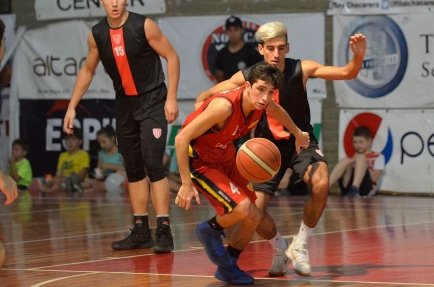 
    Agustín Benito recupera un balón ante la marca de Facundo Garmendia. / Patricio Caneo (Los Andes).
   