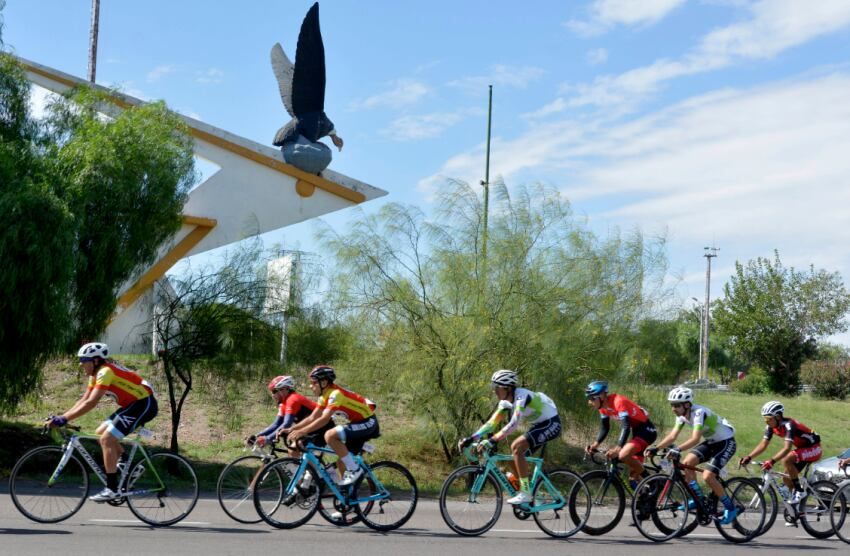 
Postal. Una imagen de las tantas que regaló la serpentina multicolor en su paso por Guaymallén. | Nicolás Ríos / Los Andes
   