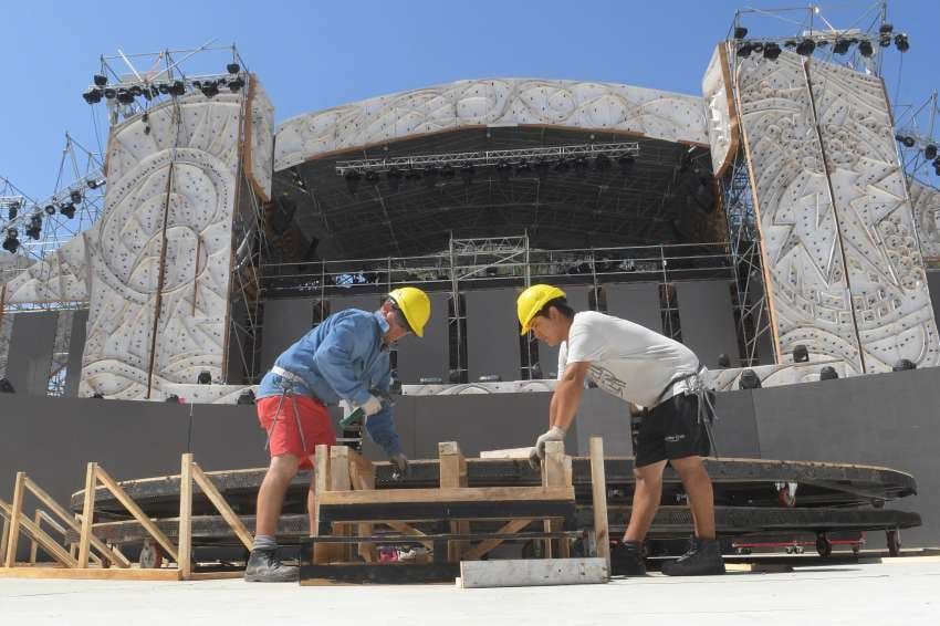 
Últimos detalles. El escenario sorprende por su tamaño y también por el uso, clásico en otros tiempos, de las cajas lumínicas.  | Orlando Pelichotti / Los Andes
   