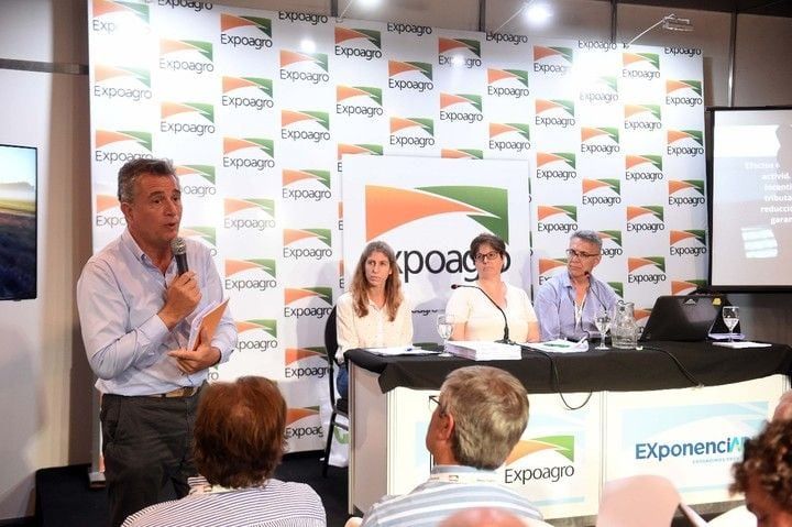 
    El secretario de Agroindustria, Luis Etchevehere, estuvo presente durante la conferencia.
   