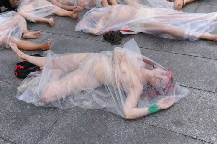 La performance impactó a los transeúntes que pasaban por la vereda. | Gentileza / Clarín