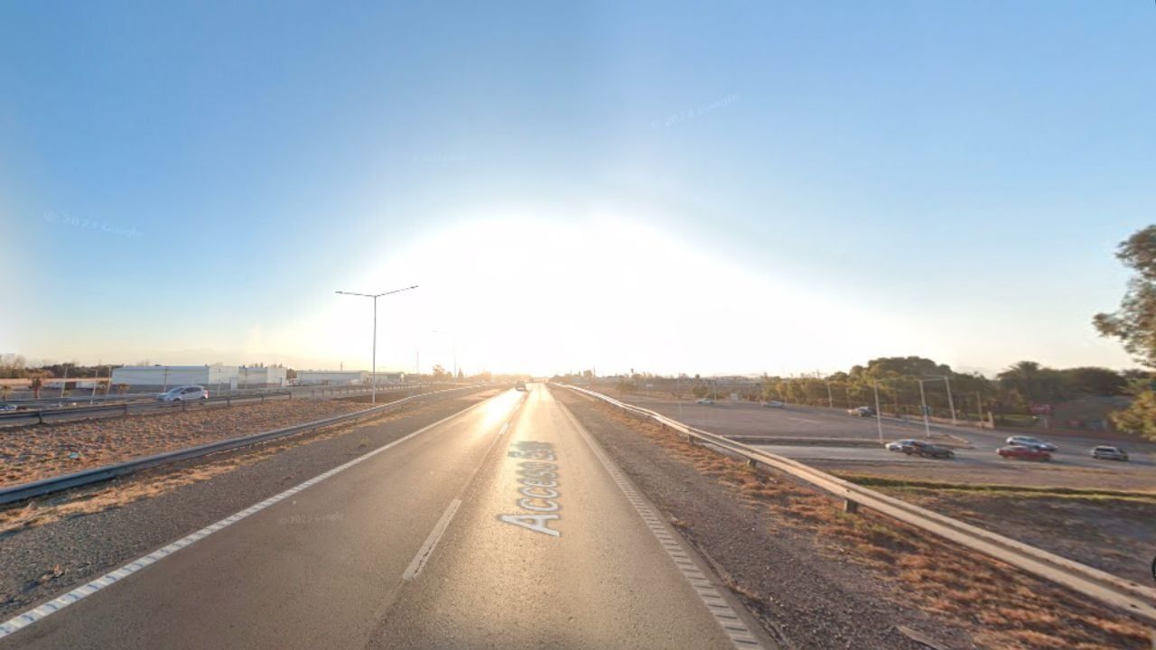 El conductor chocó contra un poste sobre el Acceso Este a la altura del Carril Ponce. Foto: Maps.