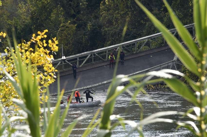 Un adolescente que iba junto a su madre en un auto murió al caer un puente en Francia | AFP