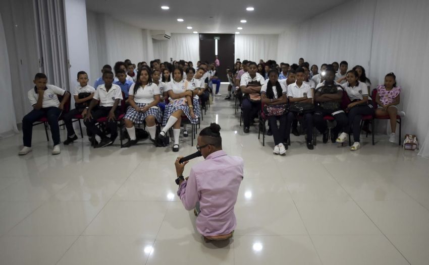 Alca nbrinda una charla motivadora para jóvenes en situación vulnerable, en Barranquilla, Colombia Foto: / AFP / Raul ARBOLEDA