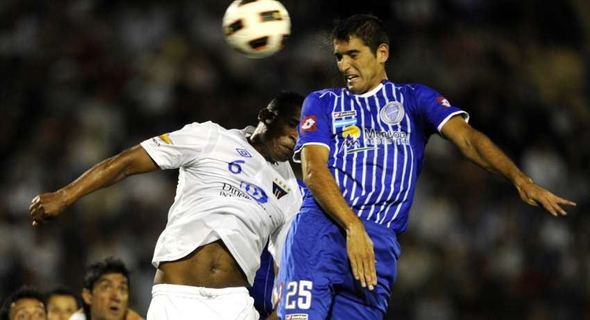 Nico Sánchez convierte el segundo tanto del Expreso.